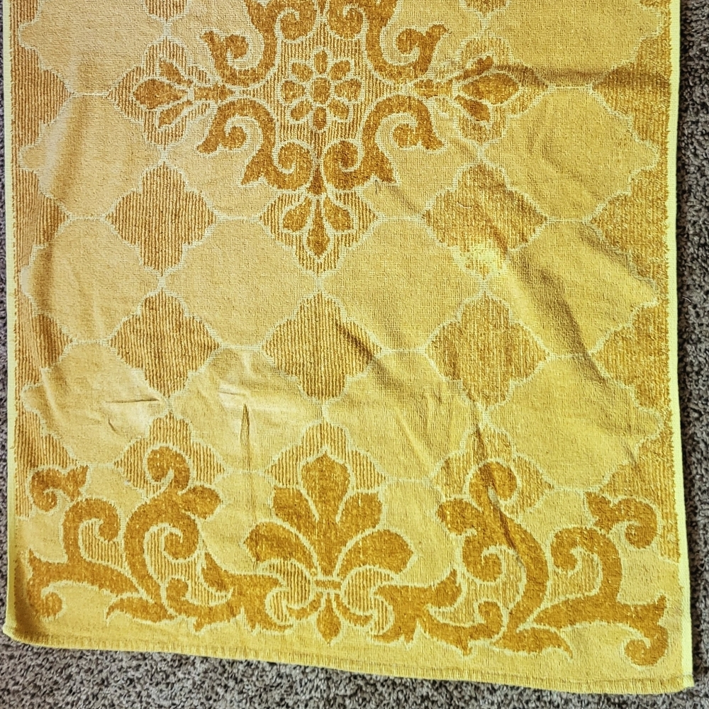 Vintage Fashion Manor Sculpted Bath Towel Yellow Gold 36x22"
